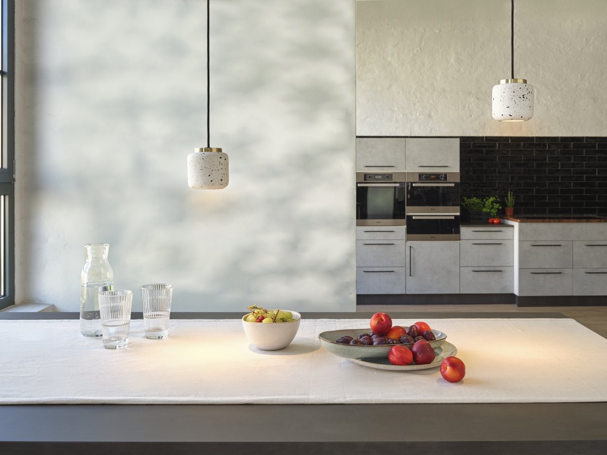 Terrazzo Ball Ø10 Blanc suspension De Ledvance - Detaljerna i m&auml;ssing bidrar med en elegans till rummet.