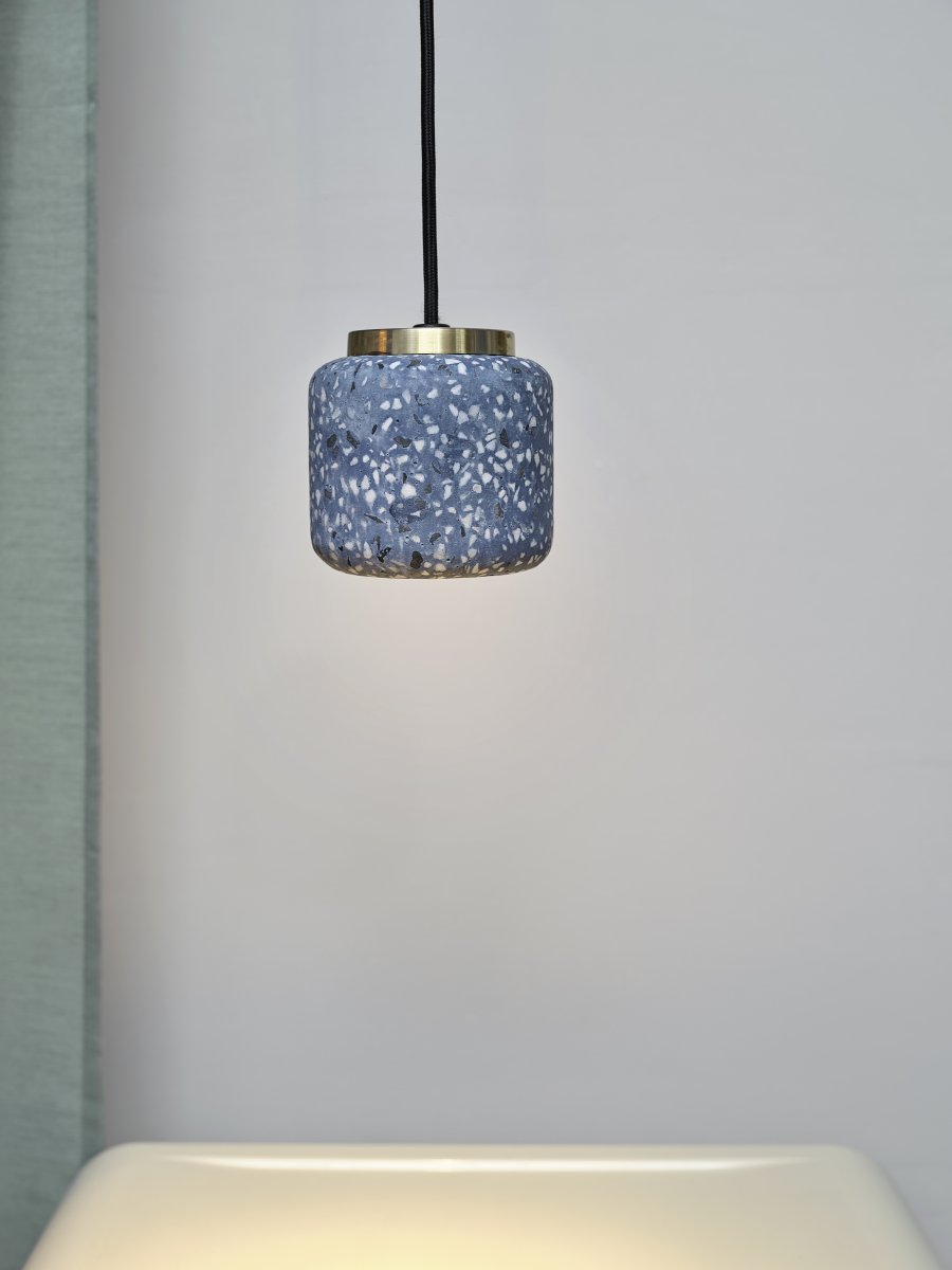 Terrazzo Ball Ø10 Bleu suspension De Osram - Detaljerna i m&auml;ssing bidrar med en elegans till rummet.