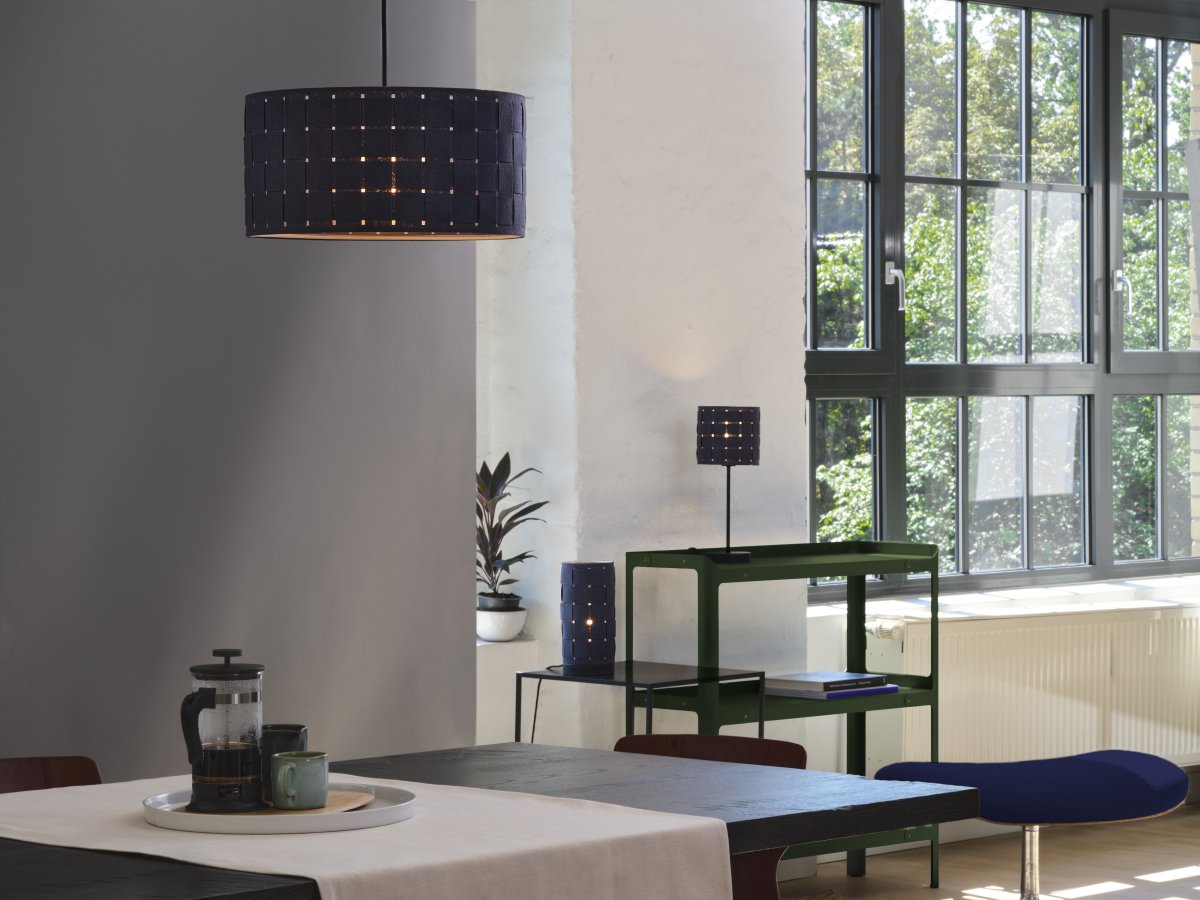 Felt Weaving Ø48 Gris foncé suspension De Ledvance - Dekorativ pendel med sk&auml;rm gjord av fl&auml;tad filt vilket ger en fin och varm ljusspridning i rummet.