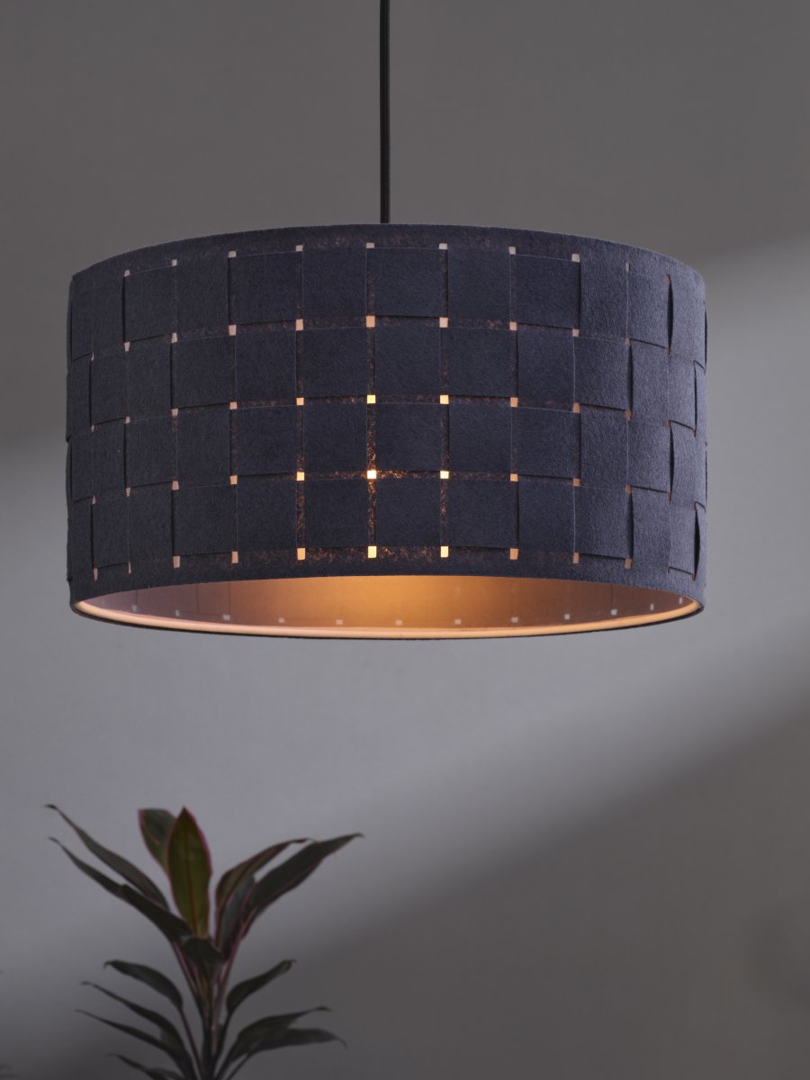 Felt Weaving Ø38 Gris foncé suspension De Ledvance - Dekorativ pendel med sk&auml;rm gjord av fl&auml;tad filt vilket ger en fin och varm ljusspridning i rummet.