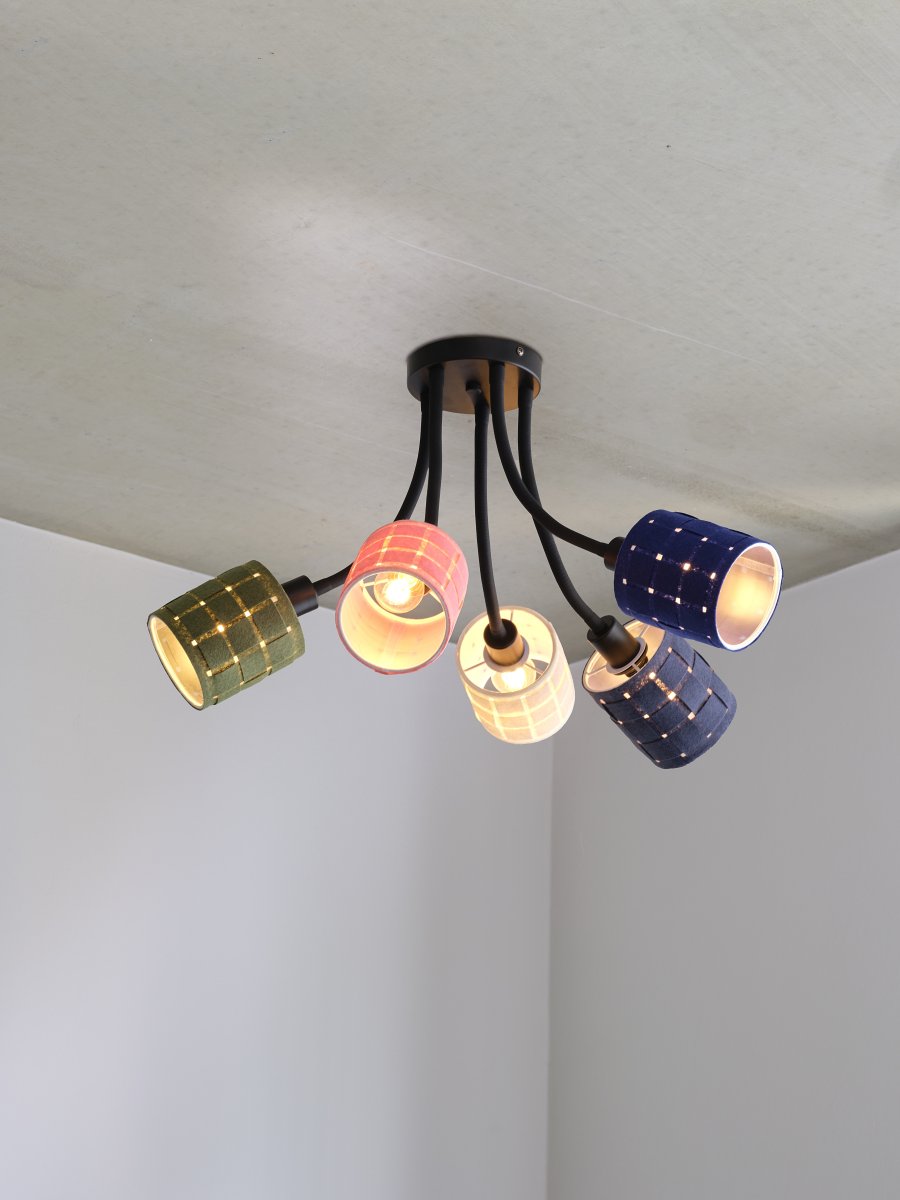 Felt Weaving Cans 63cm Multicolore plafonnier De Ledvance - Varje arm har en sk&auml;rm av fl&auml;tad filt vilket ger en fin och varm ljusspridning i rummet.