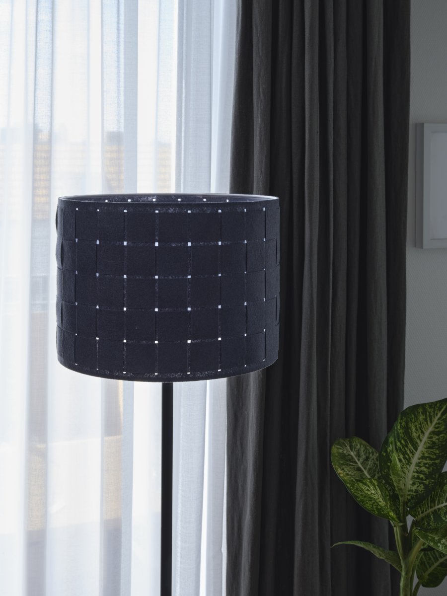 Felt Weaving Gris foncé lampadaire De Ledvance - Dekorativ golvlampa med sk&auml;rm gjord av fl&auml;tad filt vilket ger en fin och varm ljusspridning i rummet.