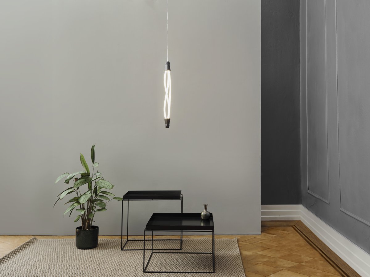 Swirl Ø15 Noir suspension De Ledvance - Lampan &auml;r 3-stegs dimbar med din vanliga v&auml;ggstr&ouml;mbrytare s&aring; du kan justera ljusstyrkan efter behov.