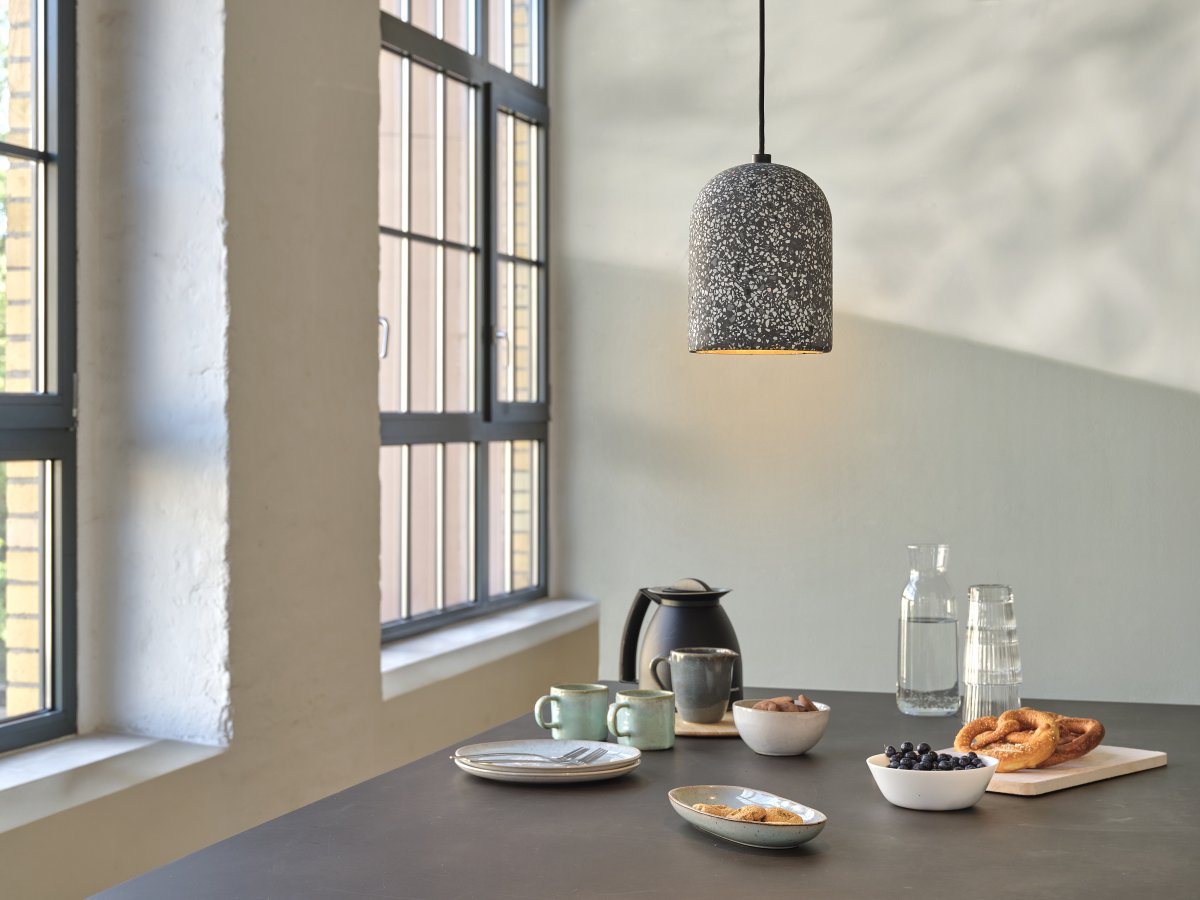 Pill Ø15 Noir suspension De Ledvance - &Ouml;ppningen i botten g&ouml;r att du f&aring;r ett bl&auml;ndfritt ljus riktat ner&aring;t.