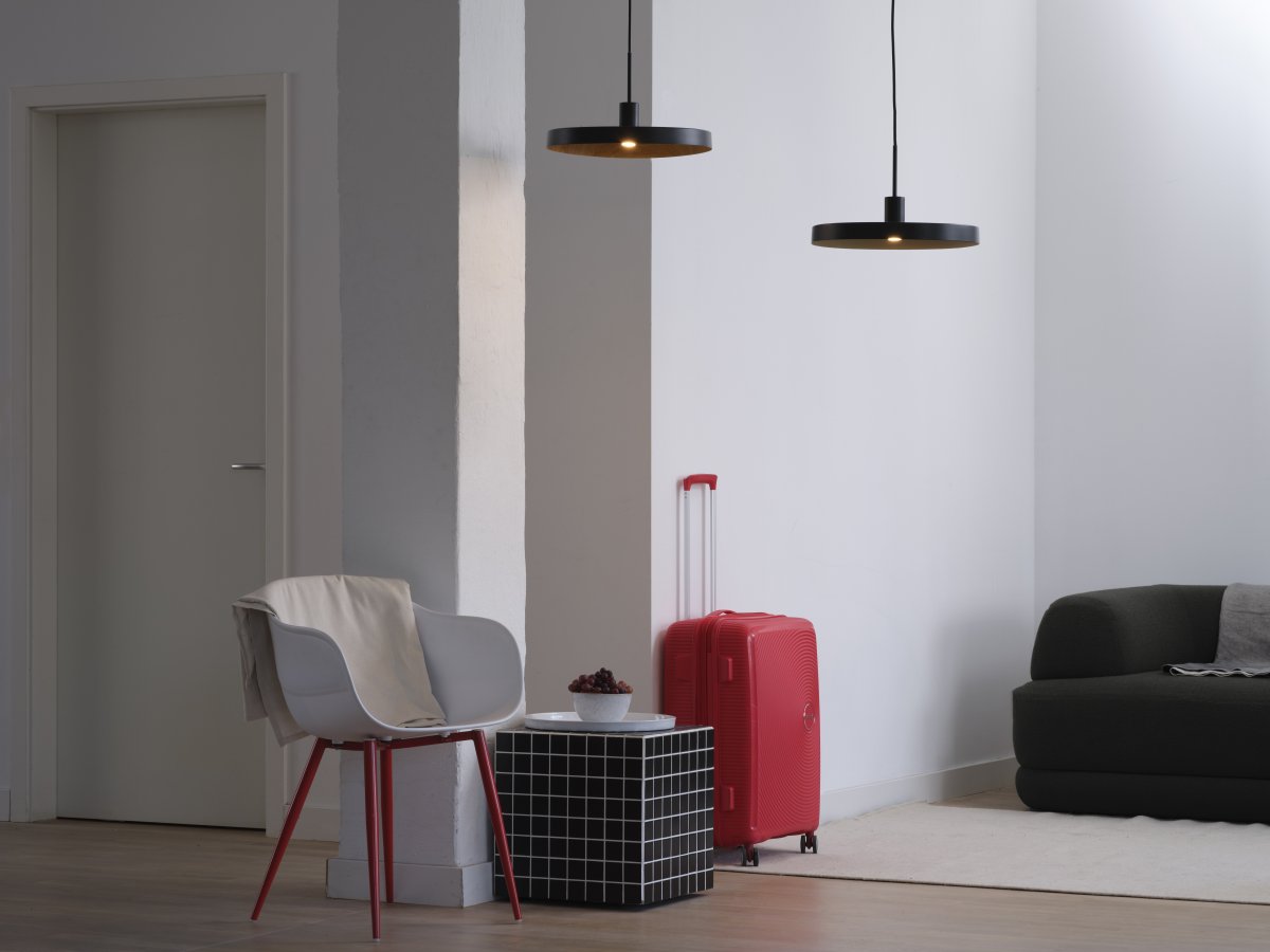 Plate Wood Ø40 Noir suspension De Osram - qui assure une r&eacute;partition lumineuse agr&eacute;able et chaleureuse dans la pi&egrave;ce.