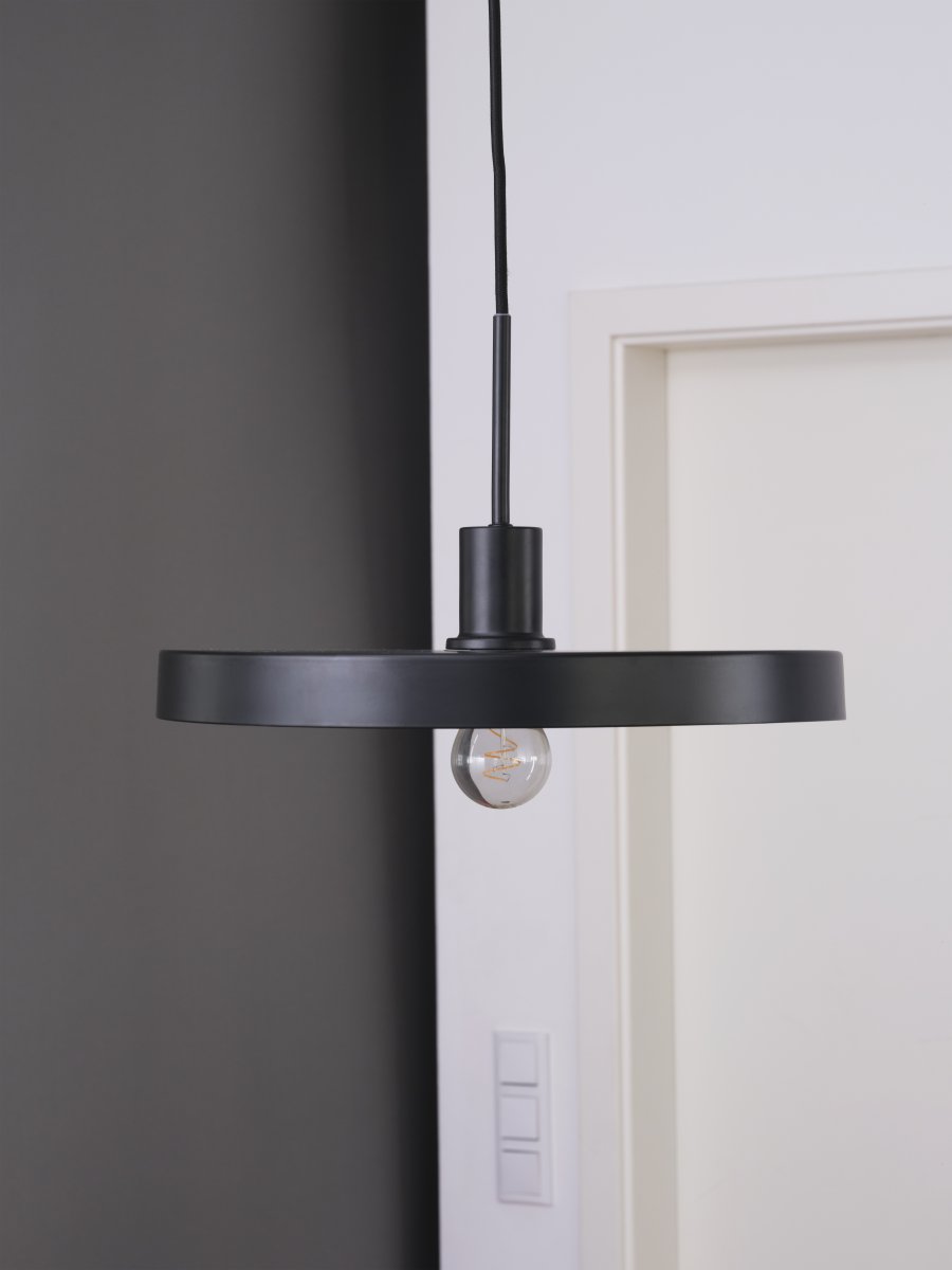 Plate Ø40 Noir suspension De Osram - L'int&eacute;rieur de l'abat-jour est beige, ce qui assure une belle et lumineuse r&eacute;partition de la lumi&egrave;re dans la pi&egrave;ce.