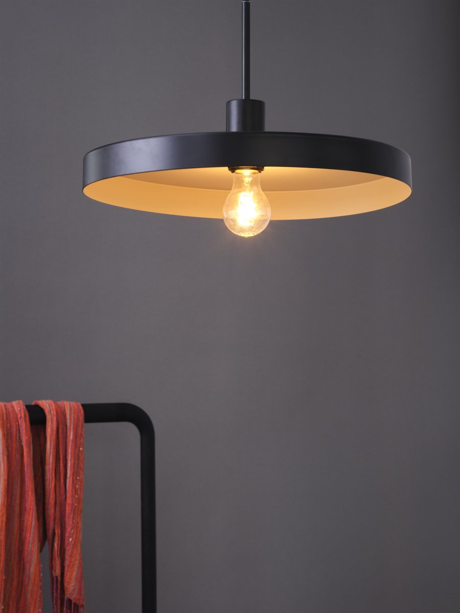 Plate Ø40 Noir suspension De Osram - L'int&eacute;rieur de l'abat-jour est beige, ce qui assure une belle et lumineuse r&eacute;partition de la lumi&egrave;re dans la pi&egrave;ce.