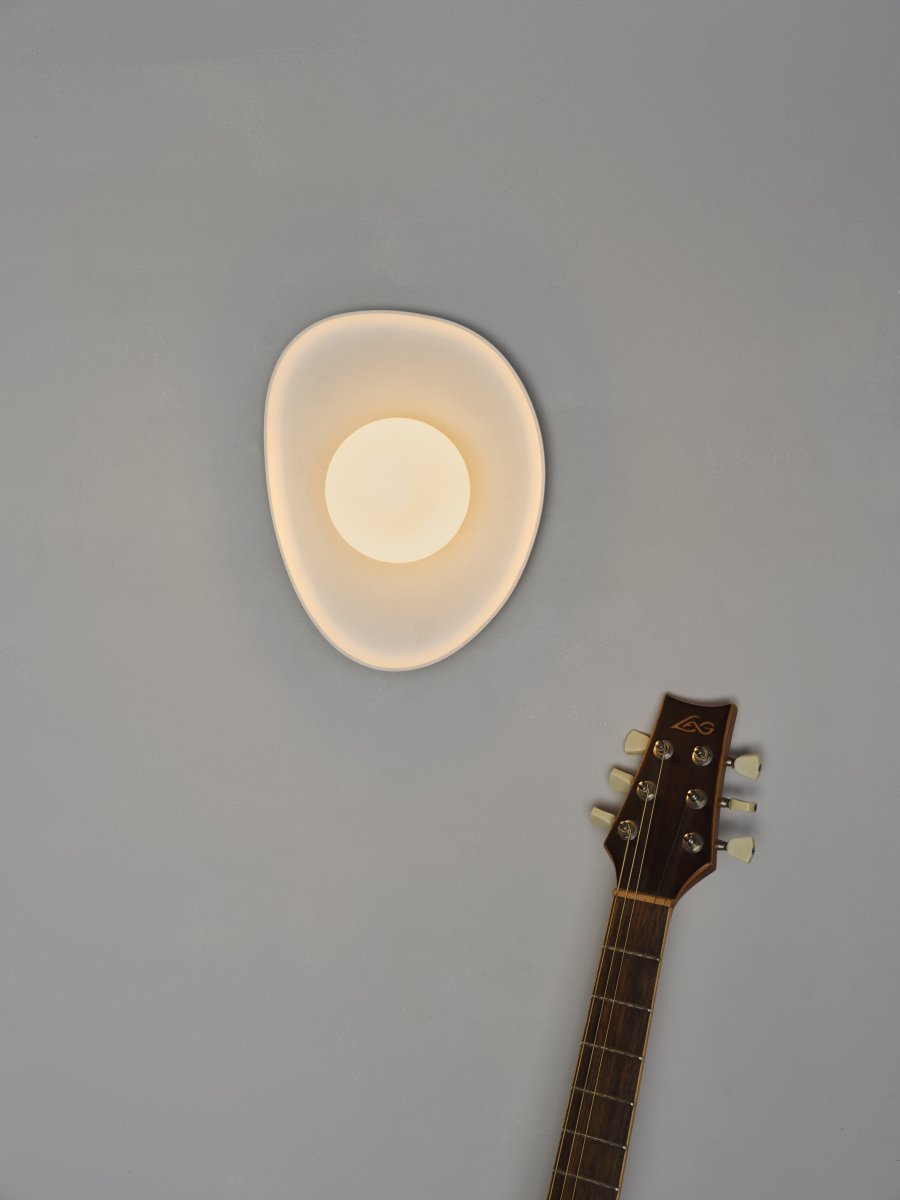 Plaster Nest 26cm Blanc applique murale De Ledvance - Glaskupan i opal som omfamnar ljusk&auml;llan skapar ett fint och bl&auml;ndfritt ljus i rummet.