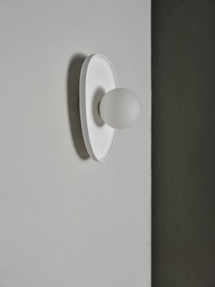 Plaster Nest 26cm Blanc applique murale De Ledvance - Glaskupan i opal som omfamnar ljusk&auml;llan skapar ett fint och bl&auml;ndfritt ljus i rummet.