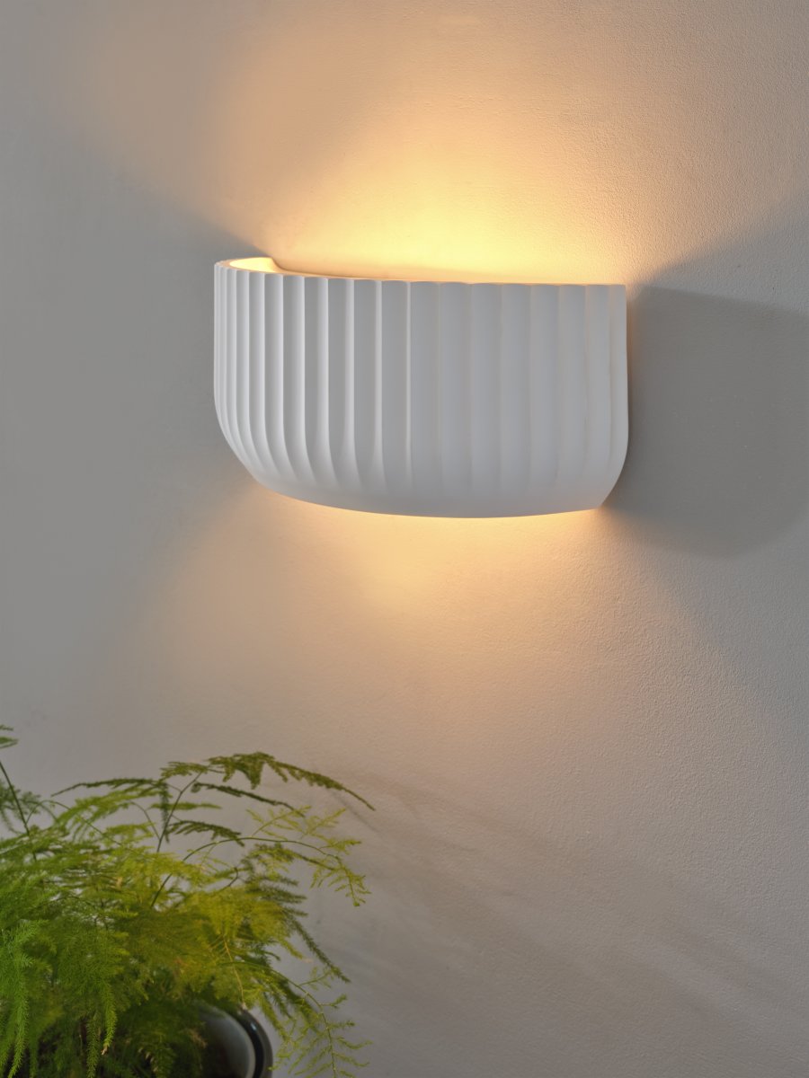 Plaster Routes 30cm Blanc applique murale De Ledvance - Plaster Routes &auml;r en modern v&auml;gglampa gjord av gips.