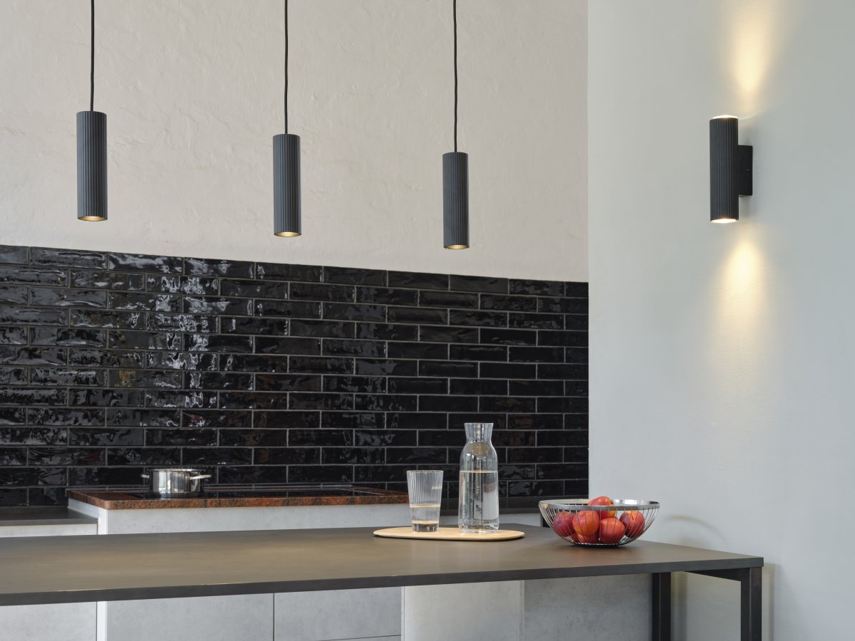 Drums 82cm Noir suspension De Ledvance - Il y a un support sur le toit entre les deux ; Les lumières LED intégrées avec 680 lm et une lumière blanche chaude de 3000 K assurent un éclairage général agréable dans la pièce.