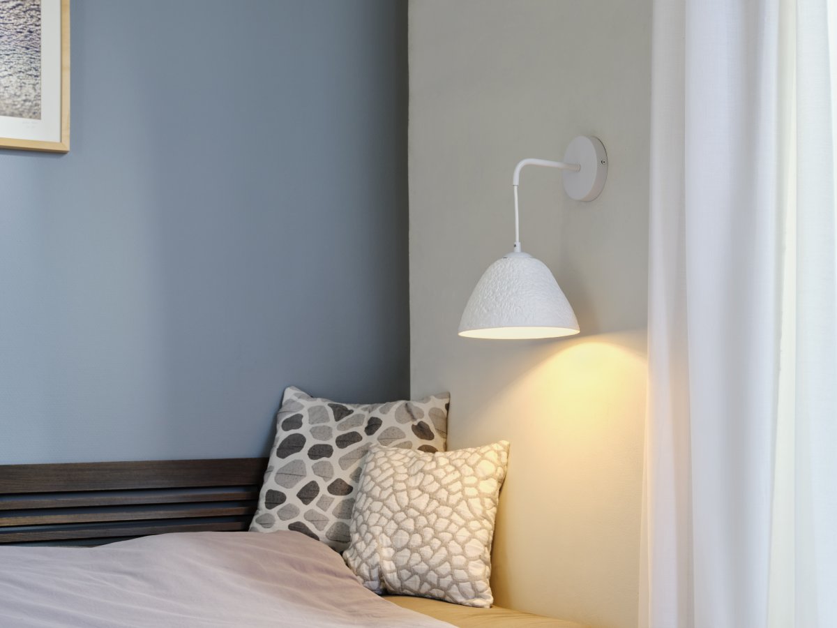 Camel Bell 22cm Blanc applique murale De Ledvance - L'abat-jour d&eacute;coratif en papier assure une belle diffusion de la lumi&egrave;re vers le bas.