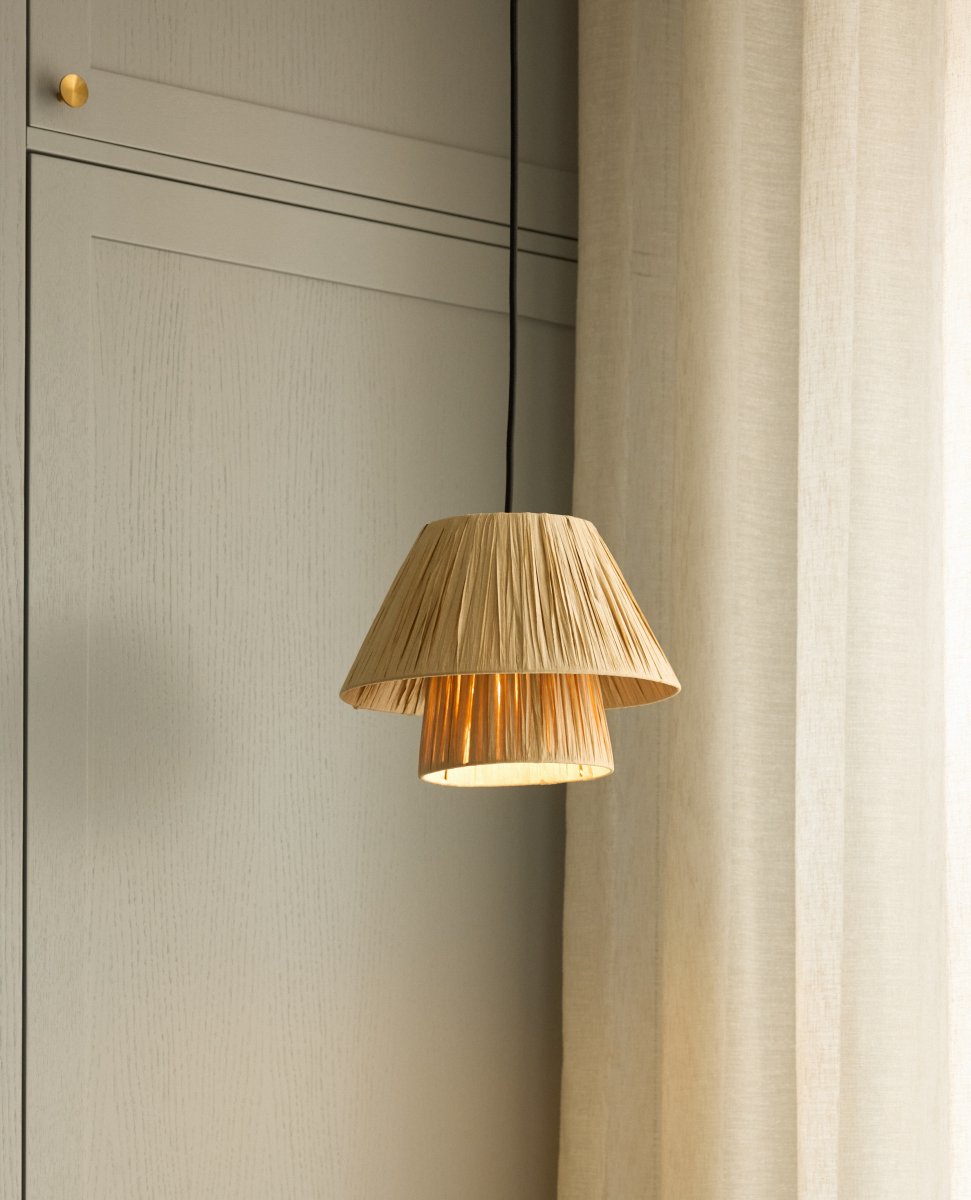 Bamboo Paper Hut Ø28 Nature suspension De Ledvance - Den naturliga formgivningen och det naturliga materialet g&ouml;r att den passar in i n&auml;stan alla hem och stilar.