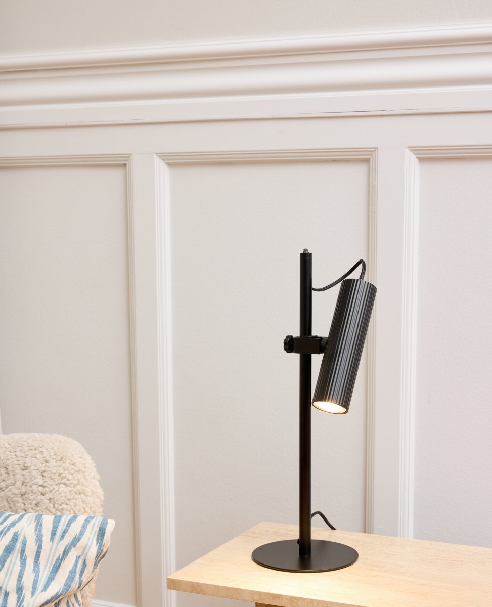 Drums 50cm Noir lampe de bureau De Ledvance - Le spot nervuré noir mat peut être ajusté selon les besoins et constitue la lampe parfaite pour votre bureau ou votre table de chevet.