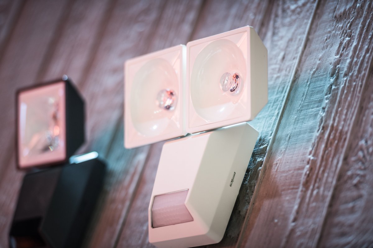 PRO Spot Sensor 16W Blanc lampe d’extérieur De Ledvance - Den inbyggda r&ouml;relse-&nbsp;och skymningssensorn g&ouml;r att lampan t&auml;nds automatiskt vid r&ouml;relse i m&ouml;rker, vilket ger b&aring;de s&auml;kerhet och energieffektivitet.