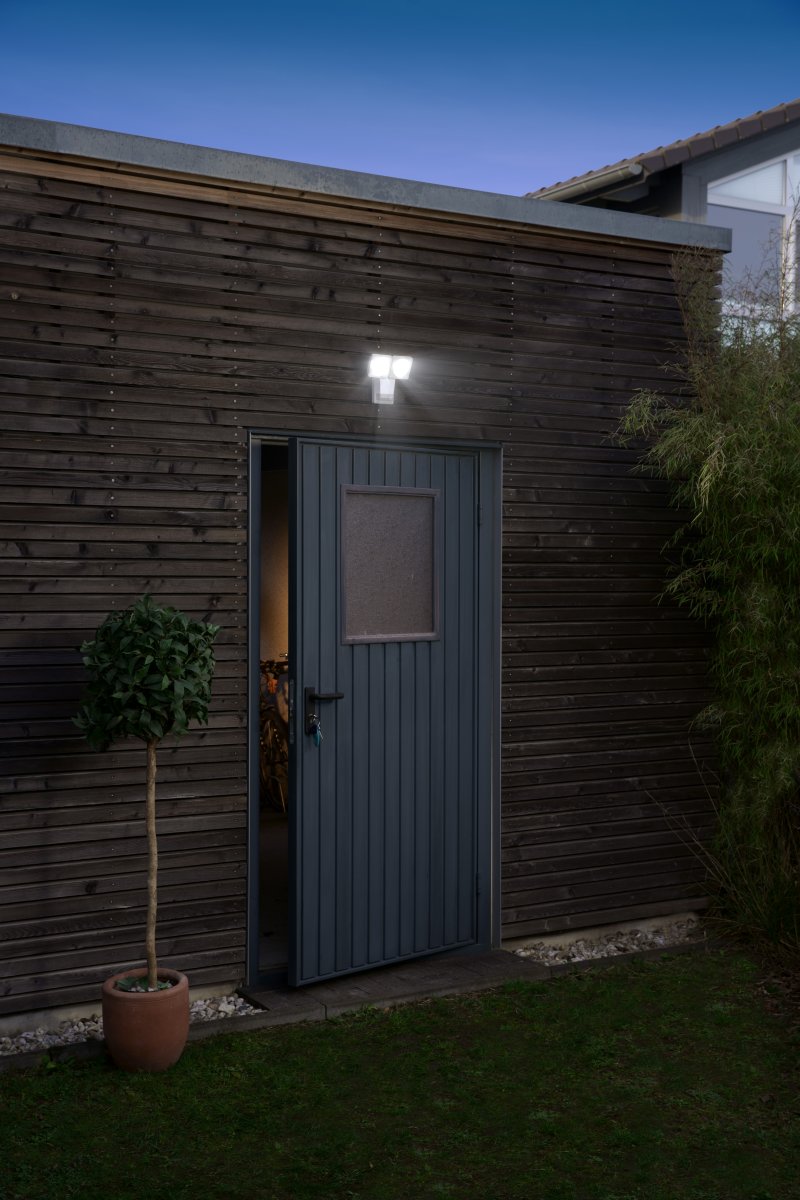 PRO Spot Sensor 16W Blanc lampe d’extérieur De Ledvance - Den inbyggda r&ouml;relse-&nbsp;och skymningssensorn g&ouml;r att lampan t&auml;nds automatiskt vid r&ouml;relse i m&ouml;rker, vilket ger b&aring;de s&auml;kerhet och energieffektivitet.