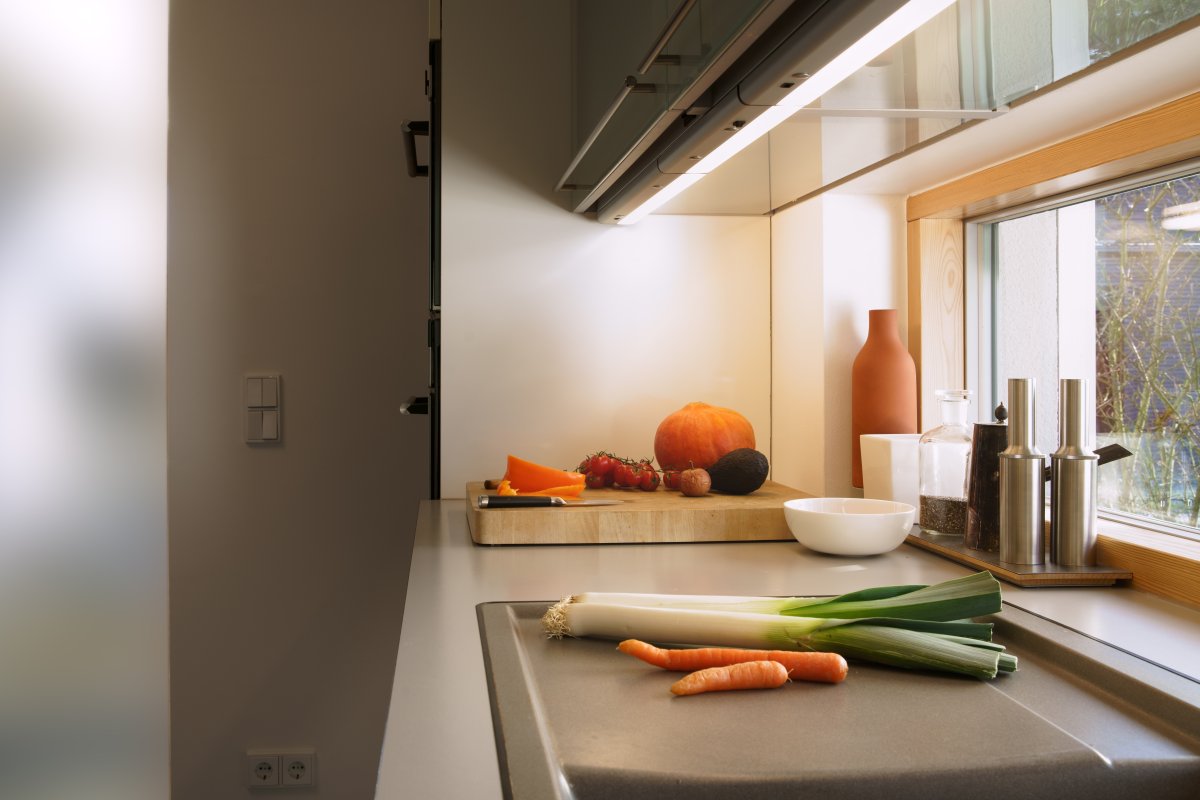 Flat Eco 5W 4000K 37cm Argent De Osram - La lampe est viss&eacute;e puis connect&eacute;e avec le c&acirc;ble et la fiche fournis.