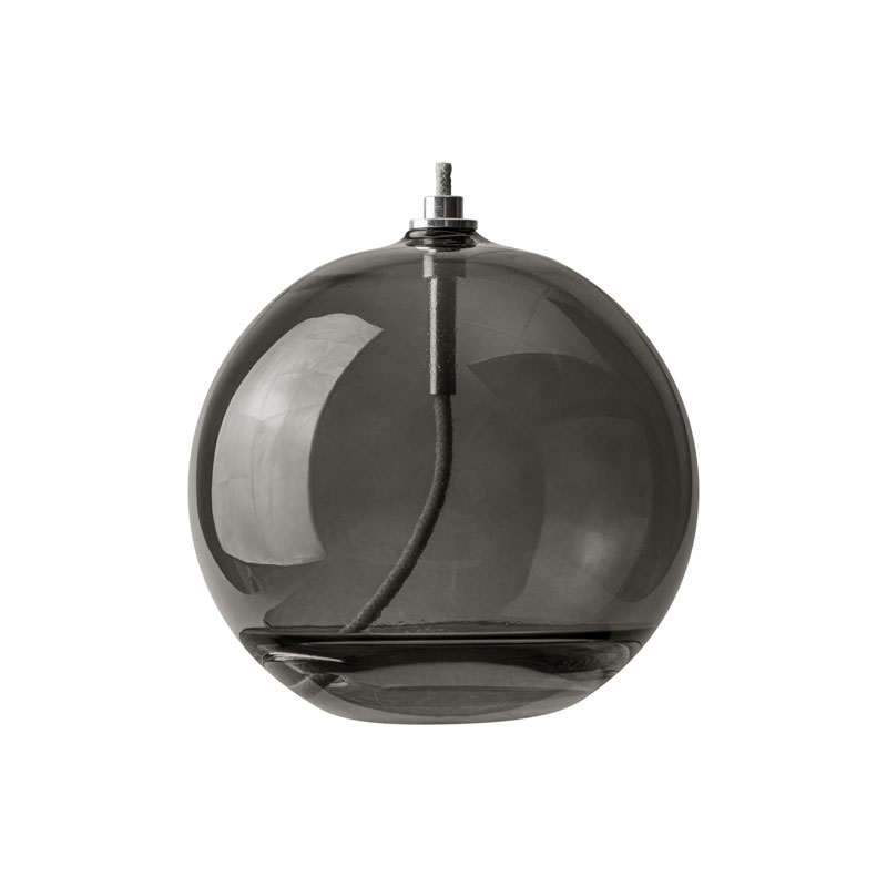 Lampe À Huile Aura Grand Couleur fumée De Mette Ditmer - Dess eleganta design och r&ouml;kf&auml;rgade glas sprider ett mjukt, varmt ljus som ger en lugn och mysig k&auml;nsla.