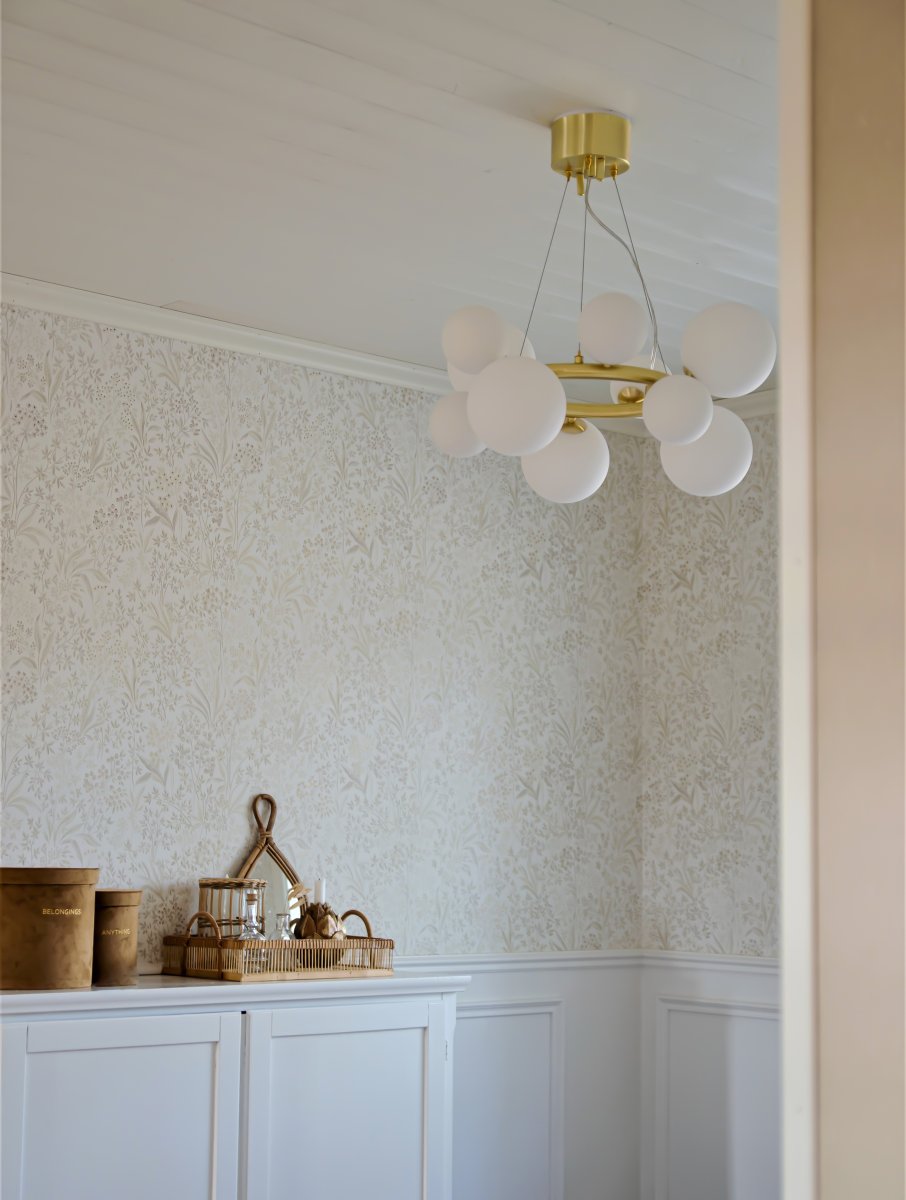 Molekyl Ø50 Laiton mat suspension De Aneta Lighting - Son design moderne et unique, associé à des matériaux de haute qualité, en fait le choix idéal pour les personnes soucieuses du design : une lampe qui améliore l'ambiance et fait une déclaration de style.