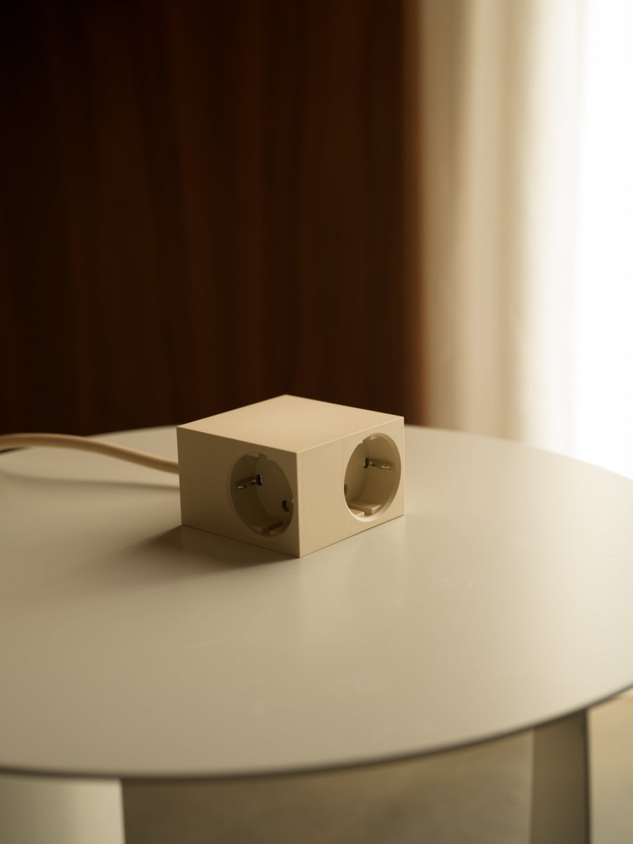 Cuboid Ivoire nacré De Kord - Plusieurs options de fixation&nbsp;: fixez la prise directement sur des surfaces m&eacute;talliques gr&acirc;ce aux c&ocirc;t&eacute;s magn&eacute;tiques, utilisez le support fourni avec surface de friction pour une fixation stable sur la table, ou fixez-la au mur avec du ruban adh&eacute;sif 3M pour une prise discr&egrave;te et facilement accessible.