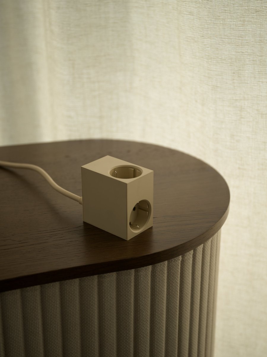 Cuboid Ivoire nacré De Kord - Plusieurs options de fixation&nbsp;: fixez la prise directement sur des surfaces m&eacute;talliques gr&acirc;ce aux c&ocirc;t&eacute;s magn&eacute;tiques, utilisez le support fourni avec surface de friction pour une fixation stable sur la table, ou fixez-la au mur avec du ruban adh&eacute;sif 3M pour une prise discr&egrave;te et facilement accessible.