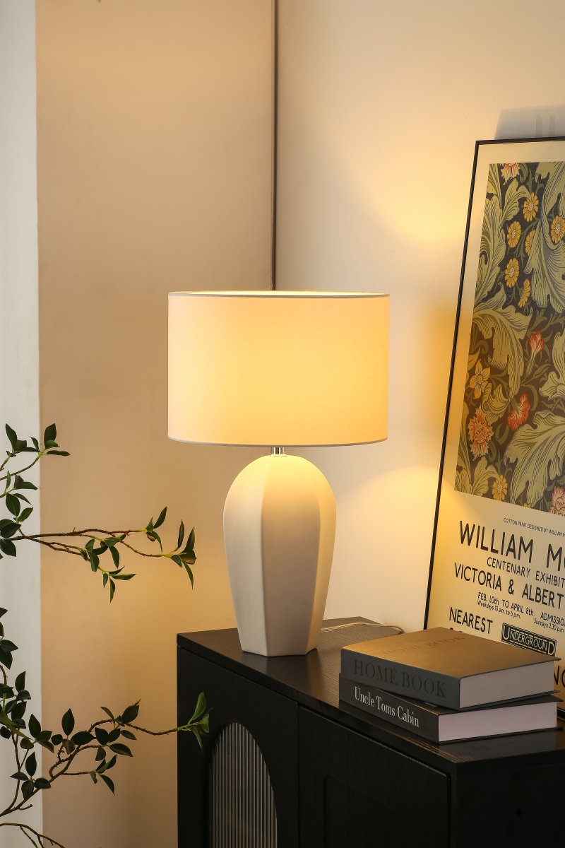 Physalis 50cm Blanc lampe de table De Nordic Lighting - Physalis est une lampe de table &eacute;l&eacute;gante au design &eacute;pur&eacute; et intemporel.