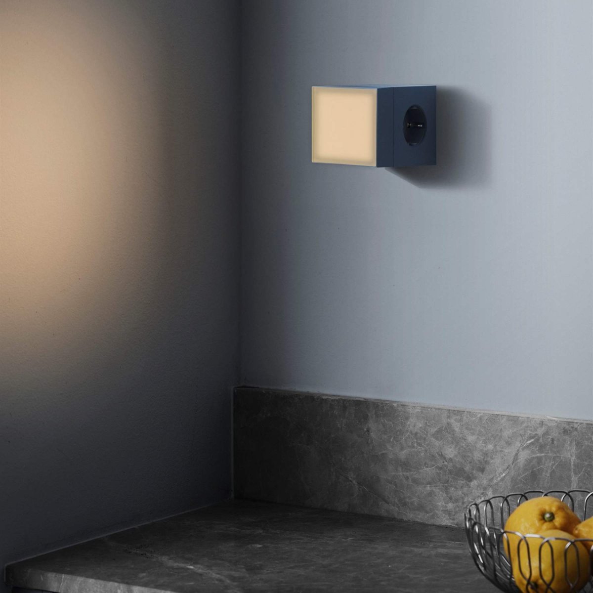 LAMP 1 - EU Bleu De Avolt - Cette petite lampe pratique se branche directement sur une prise murale standard de 230 V et est id&eacute;ale comme veilleuse ou lampe d'ambiance dans les couloirs, les chambres ou toute pi&egrave;ce o&ugrave; vous souhaitez un &eacute;clairage doux.
