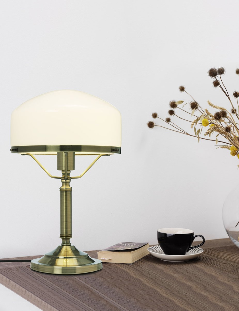 Ditmar 38cm Antique lampe de table De Cottex - La lampe de table Ditmar en aspect laiton et verre blanc est une lampe élégante au design intemporel.