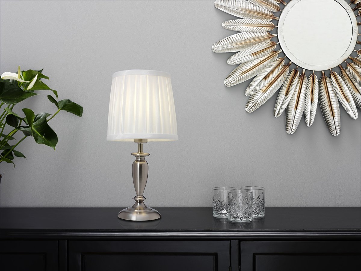 Ines 34cm Argent antique lampe de table De Cottex - La lampe de table Ines en métal et textile est un classique élégant qui ajoute un charme intemporel à n'importe quelle pièce.