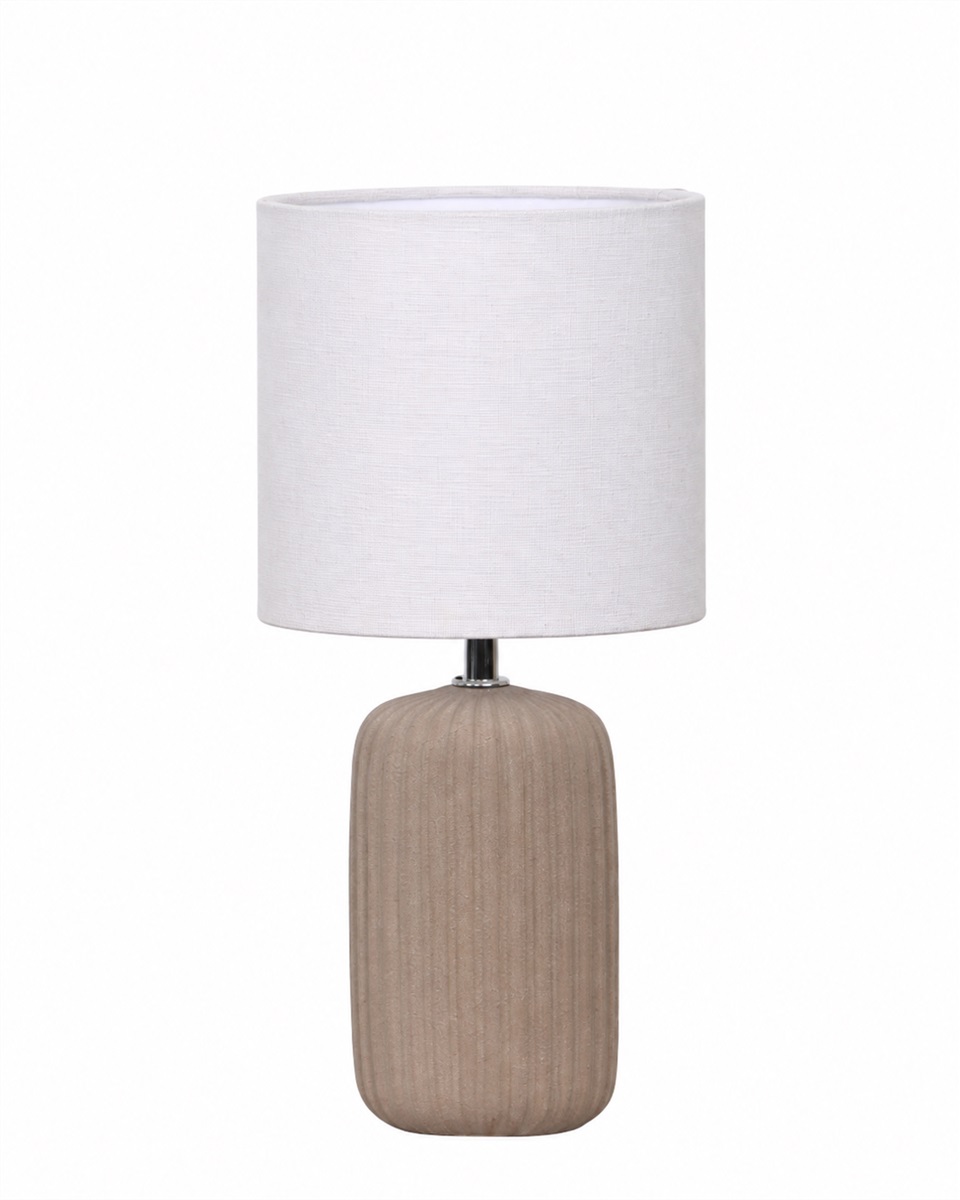 Palizzo 33cm Brun lampe de table De Nordic Lighting - Le pied pr&eacute;sente une surface mate, &eacute;voquant le sable, dans une chaude teinte brune, et une texture c&ocirc;tel&eacute;e, conf&eacute;rant &agrave; la lampe une allure douce et d&eacute;corative.
