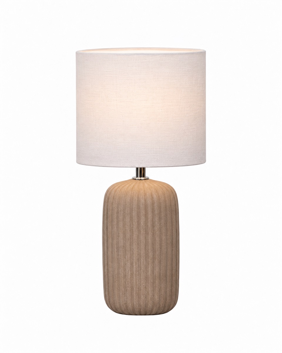 Palizzo 33cm Brun lampe de table De Nordic Lighting - Le pied pr&eacute;sente une surface mate, &eacute;voquant le sable, dans une chaude teinte brune, et une texture c&ocirc;tel&eacute;e, conf&eacute;rant &agrave; la lampe une allure douce et d&eacute;corative.