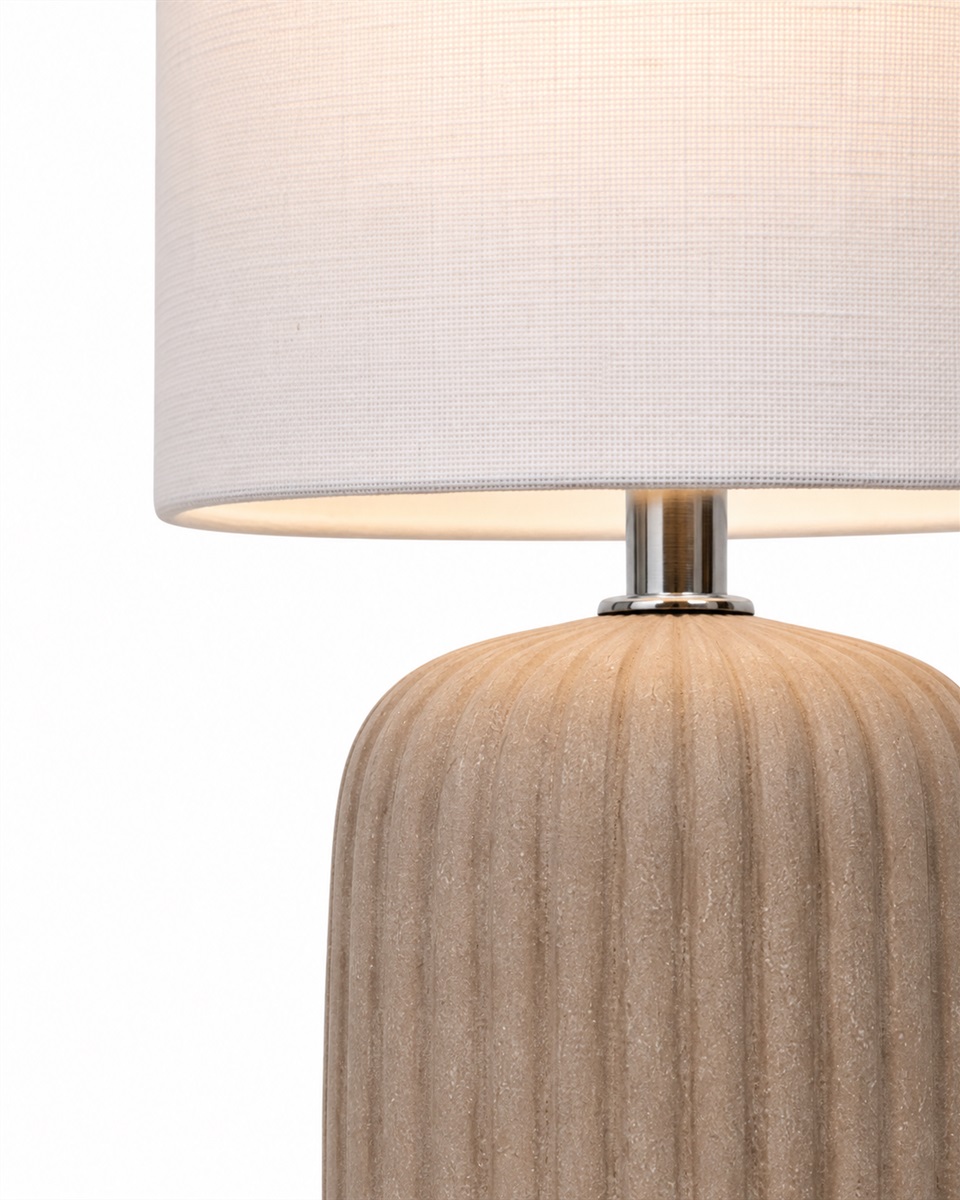 Palizzo 33cm Brun lampe de table De Nordic Lighting - Le pied pr&eacute;sente une surface mate, &eacute;voquant le sable, dans une chaude teinte brune, et une texture c&ocirc;tel&eacute;e, conf&eacute;rant &agrave; la lampe une allure douce et d&eacute;corative.