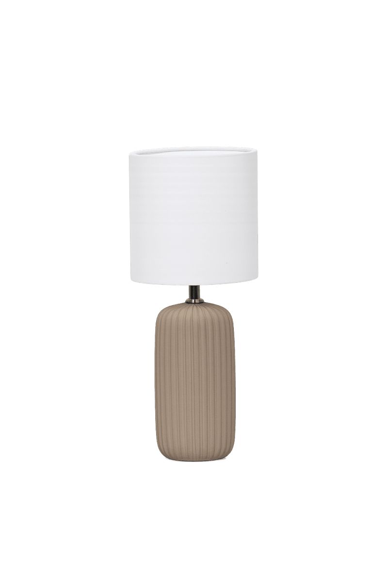  Palizzo 33cm Brun lampe de table De Nordic Lighting - Le pied pr&eacute;sente une surface mate, &eacute;voquant le sable, dans une chaude teinte brune, et une texture c&ocirc;tel&eacute;e, conf&eacute;rant &agrave; la lampe une allure douce et d&eacute;corative.
