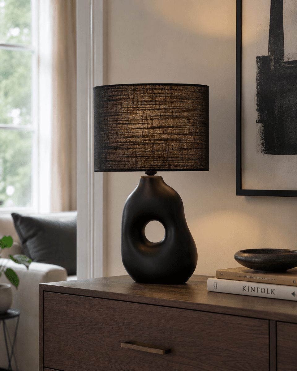 Pikazo 45cm Noir lampe de table De Lampan - Elle est fournie avec un c&acirc;ble en plastique noir de 1,8 m de long, &eacute;quip&eacute; d'un interrupteur et d'une prise.