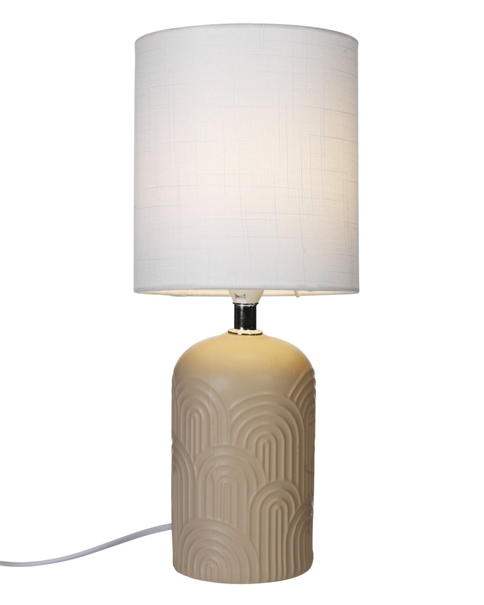 Archie 35cm Beige lampe de table De Cottex - La lampe de table Archie en céramique et textile est un détail d'ameublement élégant et chaleureux qui met en valeur n'importe quelle pièce.