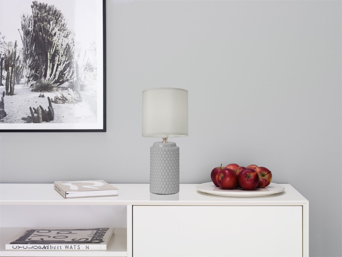 Bubble 33cm Gris clair lampe de table De Cottex - La lampe de table Bubble en céramique et textile est un détail d'intérieur unique et tendance qui ajoute du caractère à votre maison.