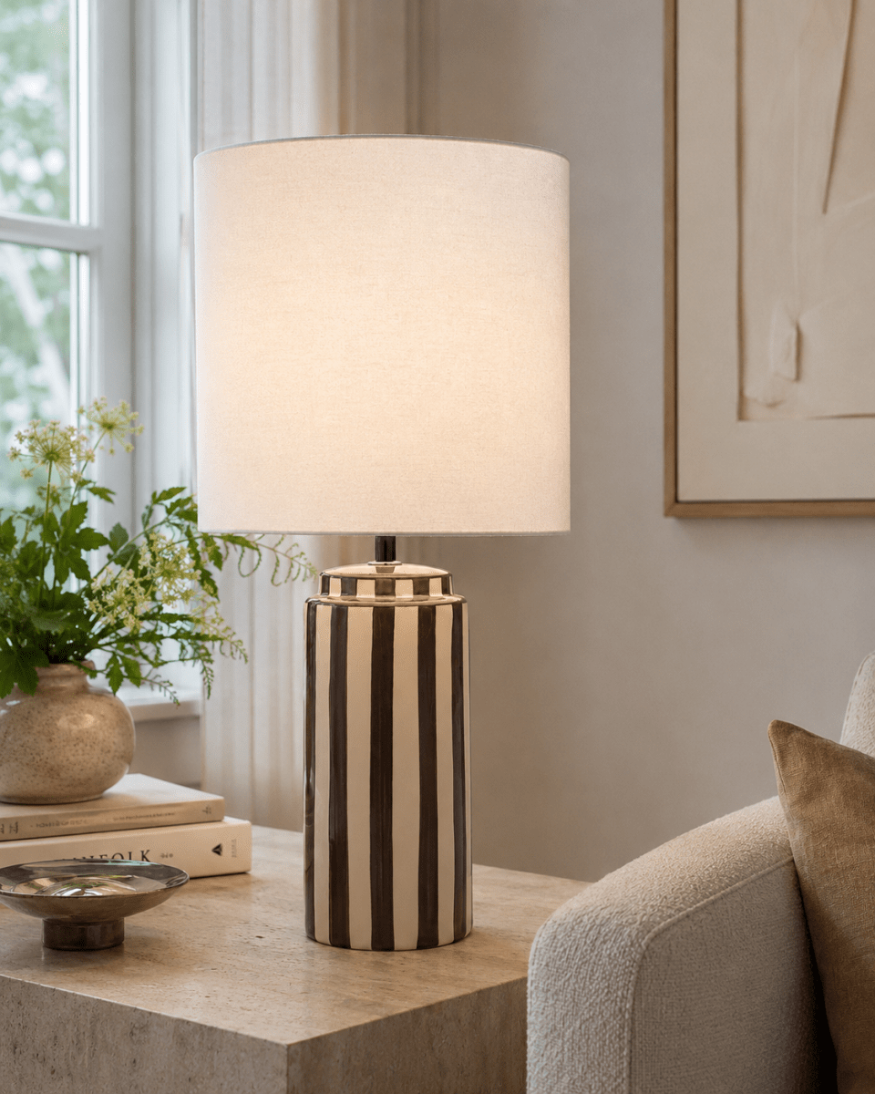 Faro 50cm Brun/blanc lampe de table De Nordic Lighting - Son pied en c&eacute;ramique, finition blanc cr&egrave;me et rayures brunes, cr&eacute;e un style &agrave; la fois dynamique et harmonieux.