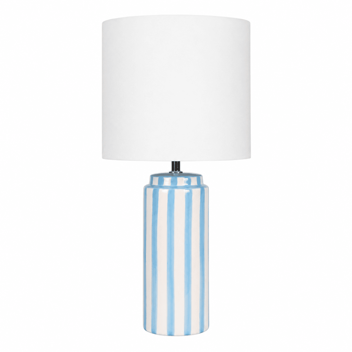 Faro 50cm Bleu clair/blanc lampe de table De Nordic Lighting - Son pied en c&eacute;ramique blanc cr&egrave;me est orn&eacute; de rayures bleu clair, cr&eacute;ant un style &agrave; la fois dynamique et harmonieux.