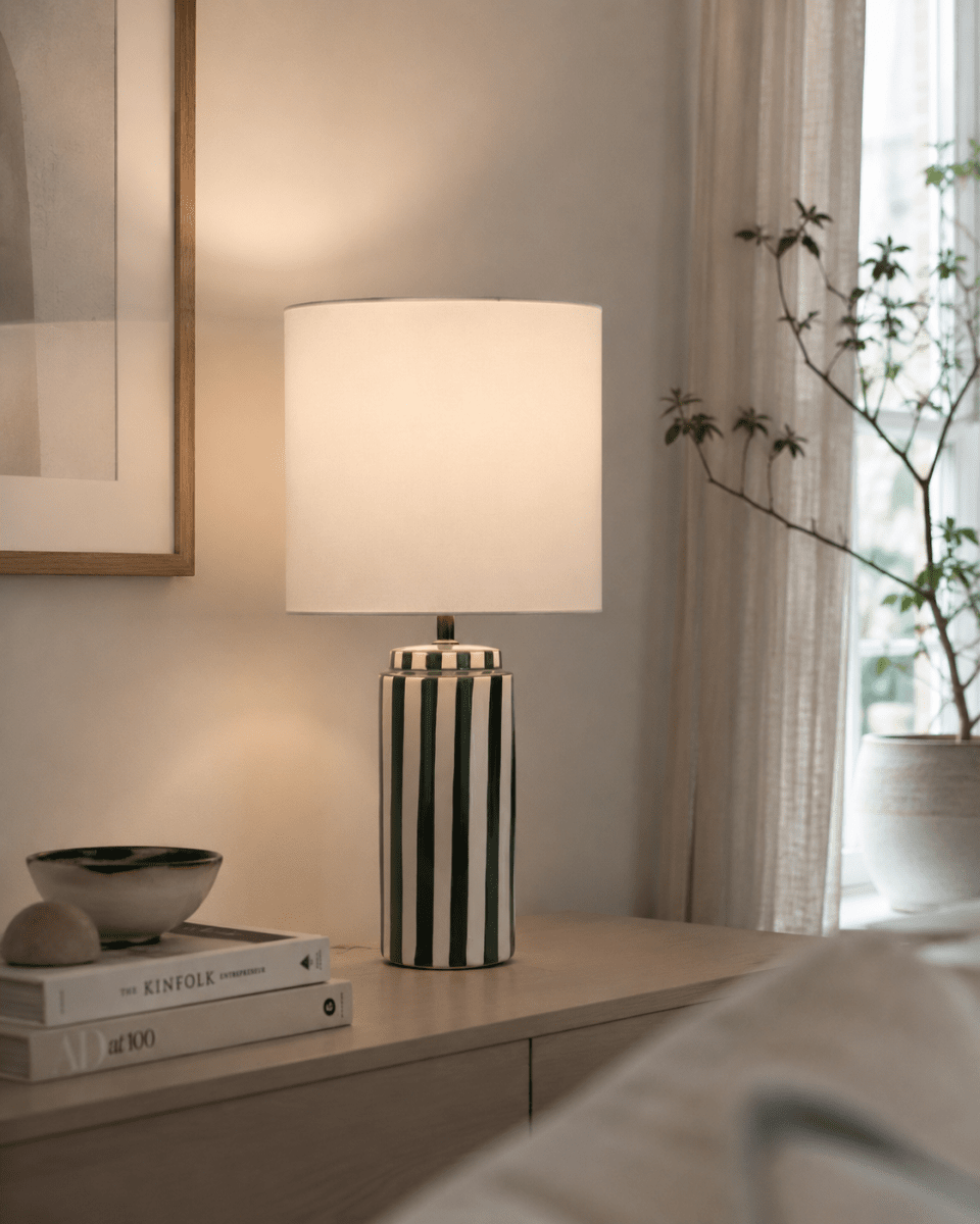 Faro 50cm Vert/blanc lampe de table De Nordic Lighting - Son pied en c&eacute;ramique, finition blanc cr&egrave;me et rayures vertes, cr&eacute;e un style &agrave; la fois dynamique et harmonieux.