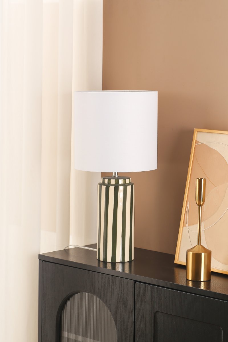 Faro 50cm Vert/blanc lampe de table De Nordic Lighting - Son pied en c&eacute;ramique, finition blanc cr&egrave;me et rayures vertes, cr&eacute;e un style &agrave; la fois dynamique et harmonieux.