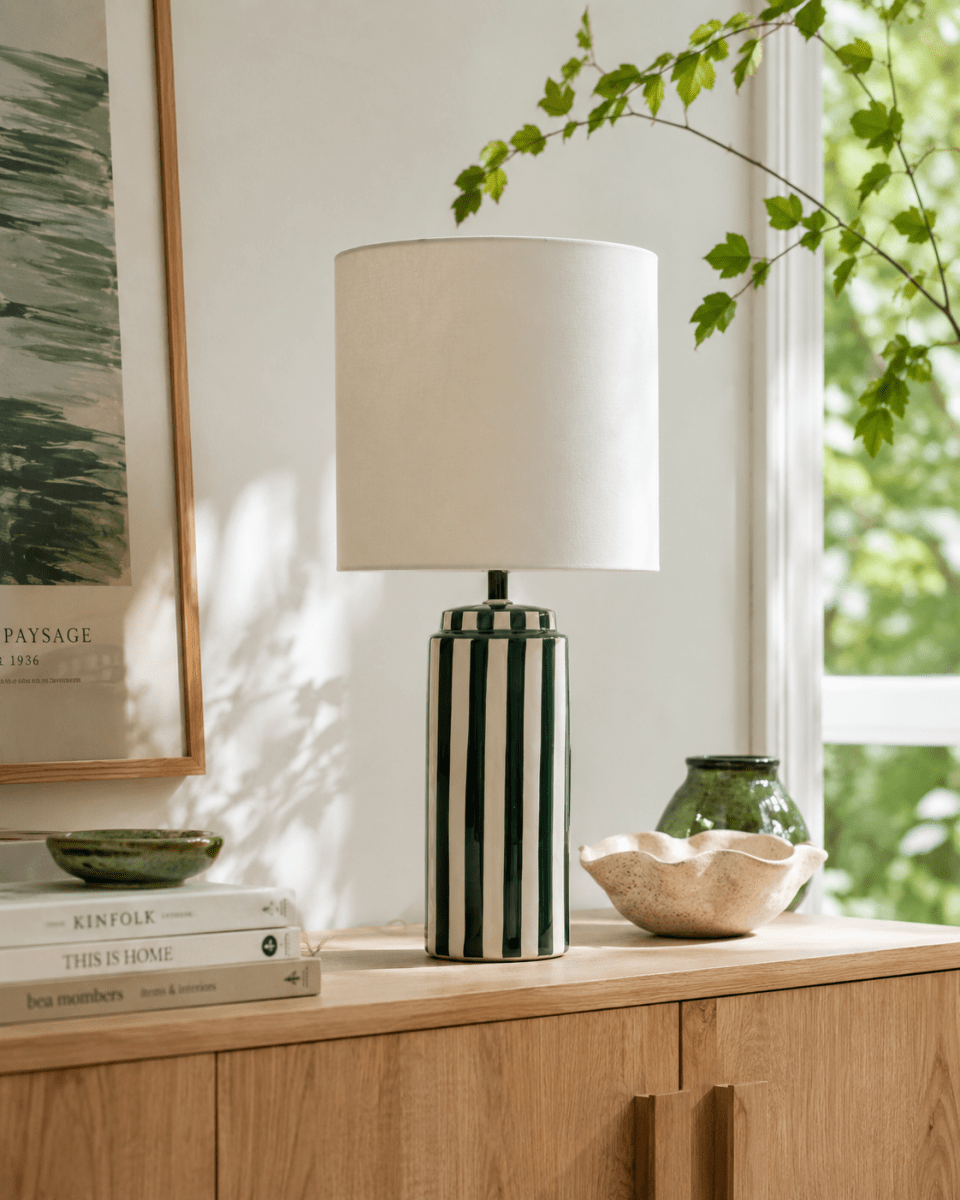 Faro 50cm Vert/blanc lampe de table De Nordic Lighting - Son pied en c&eacute;ramique, finition blanc cr&egrave;me et rayures vertes, cr&eacute;e un style &agrave; la fois dynamique et harmonieux.
