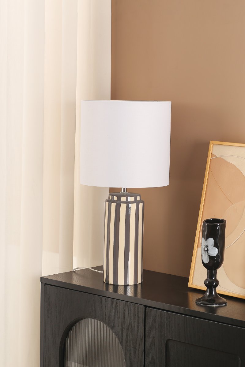 Faro 50cm Gris/blanc lampe de table De Nordic Lighting - Son pied en c&eacute;ramique, finition blanc cr&egrave;me et rayures grises, cr&eacute;e un style &agrave; la fois dynamique et harmonieux.