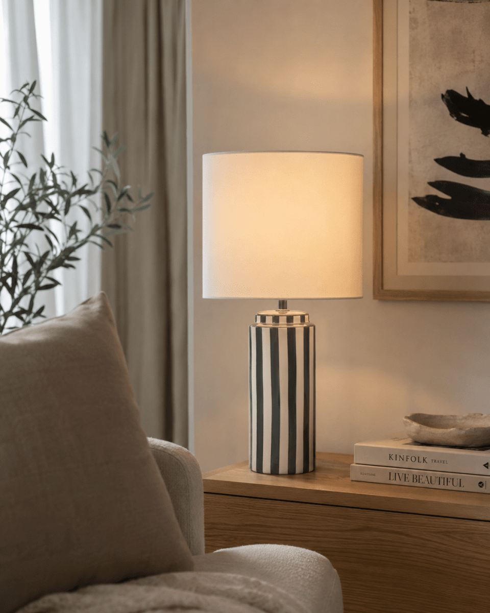 Faro 50cm Gris/blanc lampe de table De Nordic Lighting - Son pied en c&eacute;ramique, finition blanc cr&egrave;me et rayures grises, cr&eacute;e un style &agrave; la fois dynamique et harmonieux.