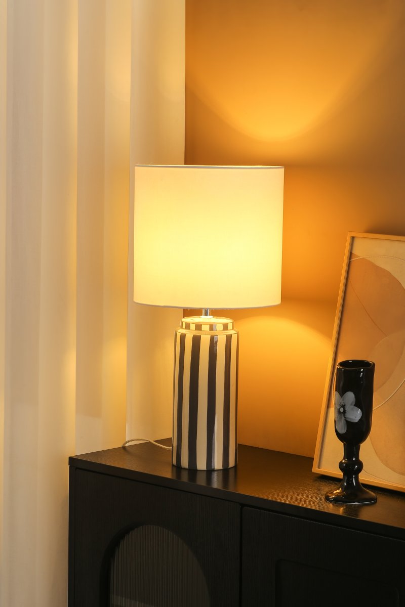Faro 50cm Gris/blanc lampe de table De Nordic Lighting - Son pied en c&eacute;ramique, finition blanc cr&egrave;me et rayures grises, cr&eacute;e un style &agrave; la fois dynamique et harmonieux.