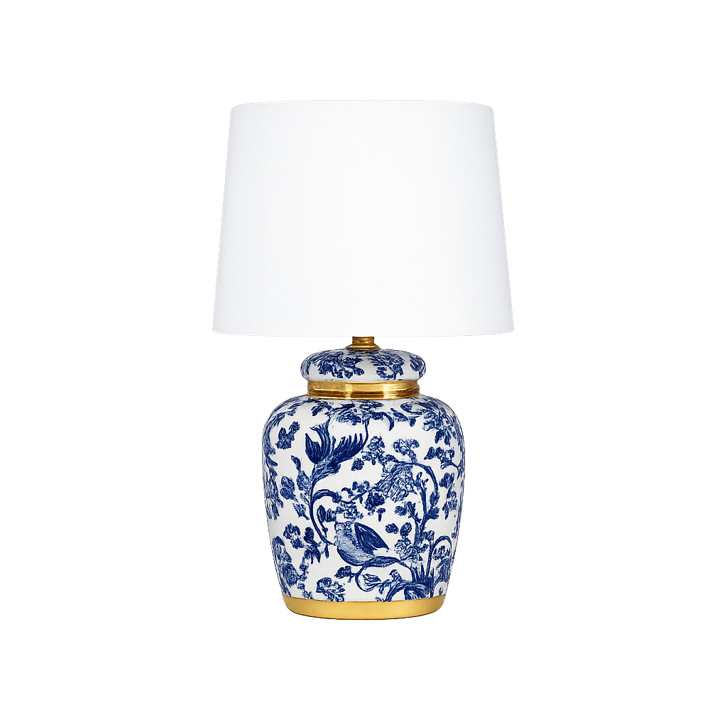 Blomsterlilla 30cm Bleu lampe de table De Lampan - Magnifique lampe de table orn&eacute;e d'un motif d&eacute;coratif bleu et blanc sur son pied en porcelaine et de d&eacute;tails en laiton.