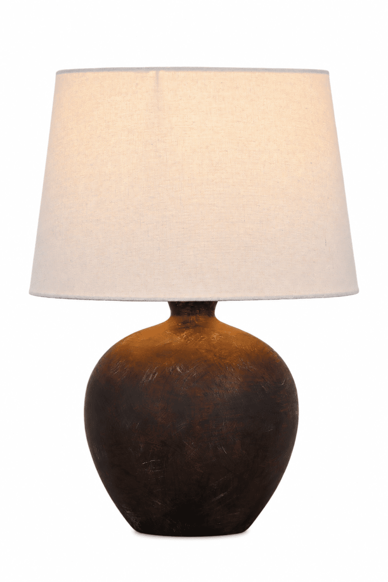 Bella 42cm Brun foncé lampe de table De Nordic Lighting - La lampe de table Bella est dot&eacute;e d'un magnifique pied en c&eacute;ramique brun fonc&eacute; &agrave; la finition rustique et d'un abat-jour en lin beige.