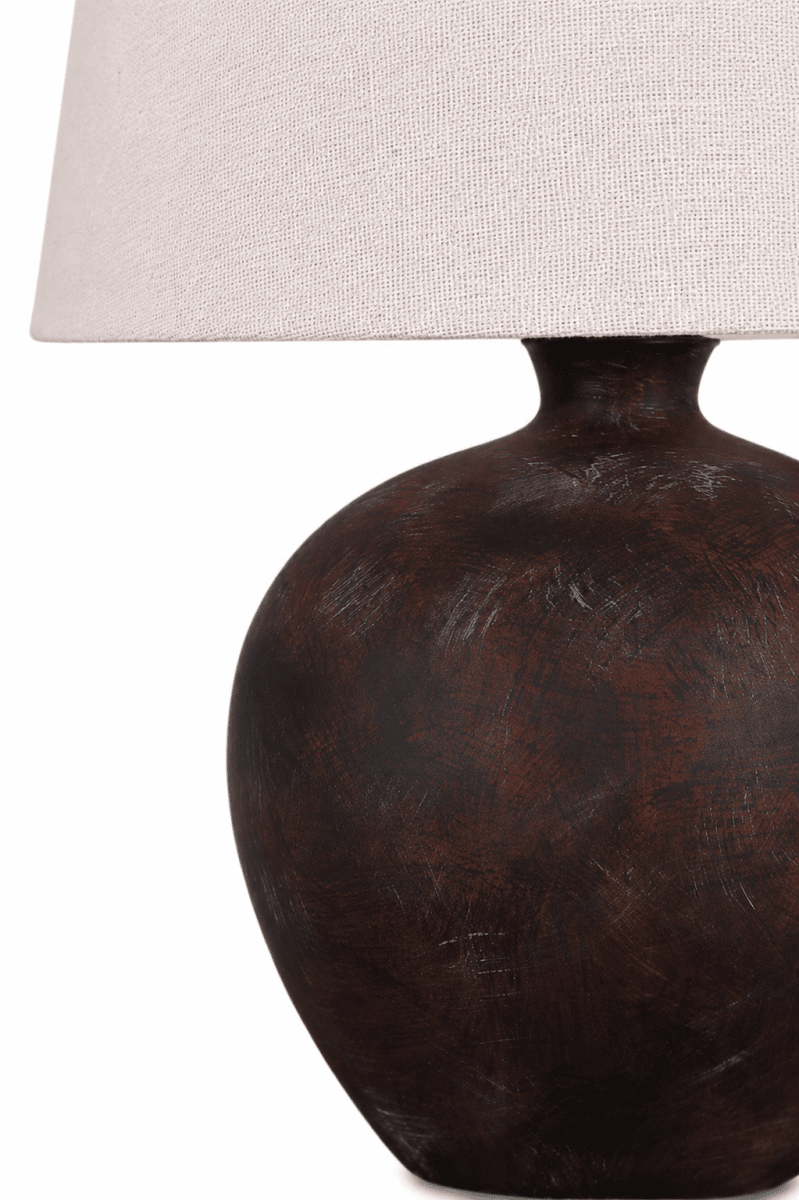 Bella 42cm Brun foncé lampe de table De Nordic Lighting - La lampe de table Bella est dot&eacute;e d'un magnifique pied en c&eacute;ramique brun fonc&eacute; &agrave; la finition rustique et d'un abat-jour en lin beige.