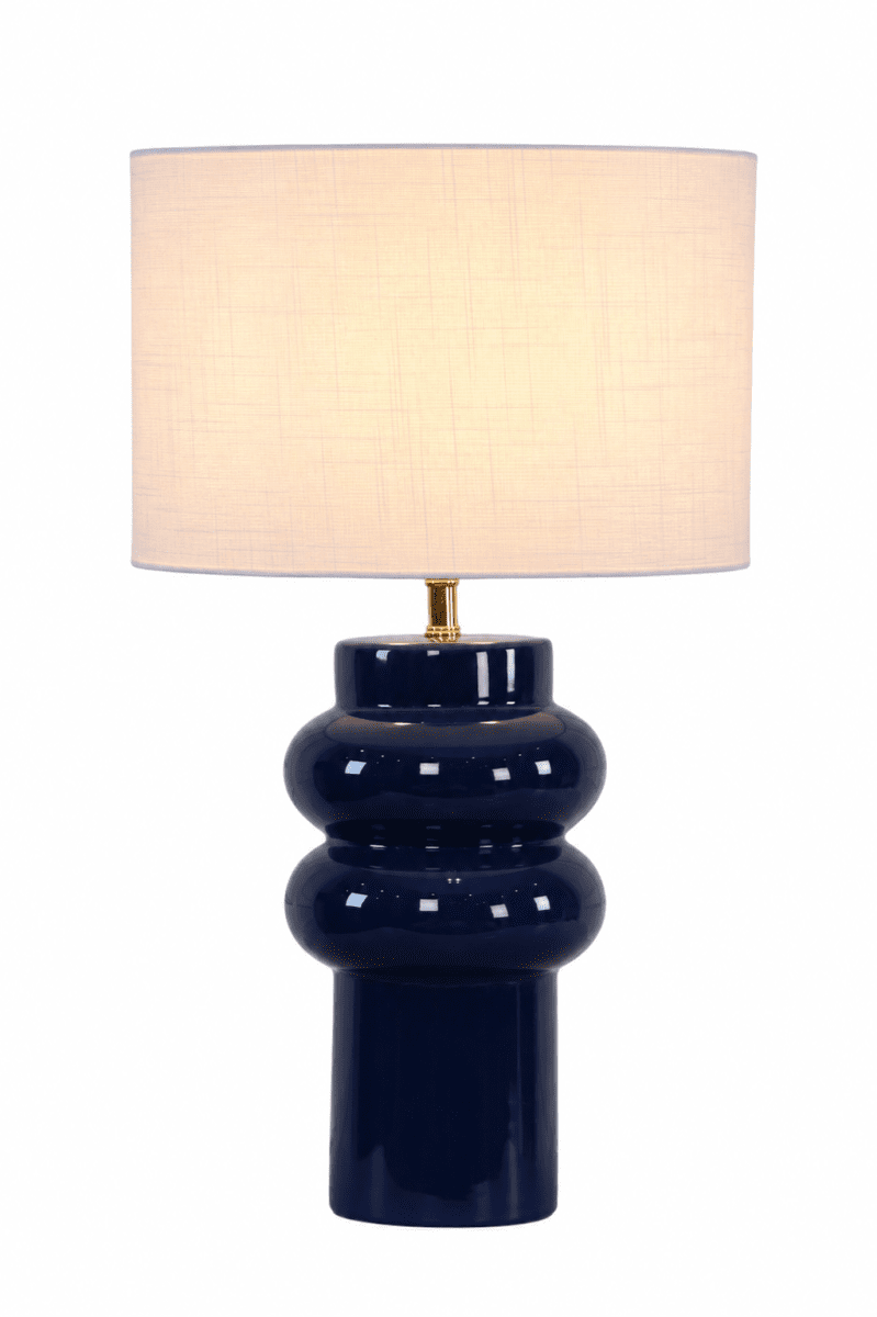 Anelli 56cm Bleu lampe de table De Nordic Lighting - La lampe de table Anelli , avec son pied en céramique bleue brillante et son abat-jour en lin blanc, est un élément de décoration élégant et moderne.