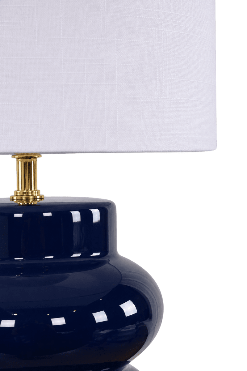 Anelli 56cm Bleu lampe de table De Nordic Lighting - La lampe de table Anelli , avec son pied en céramique bleue brillante et son abat-jour en lin blanc, est un élément de décoration élégant et moderne.