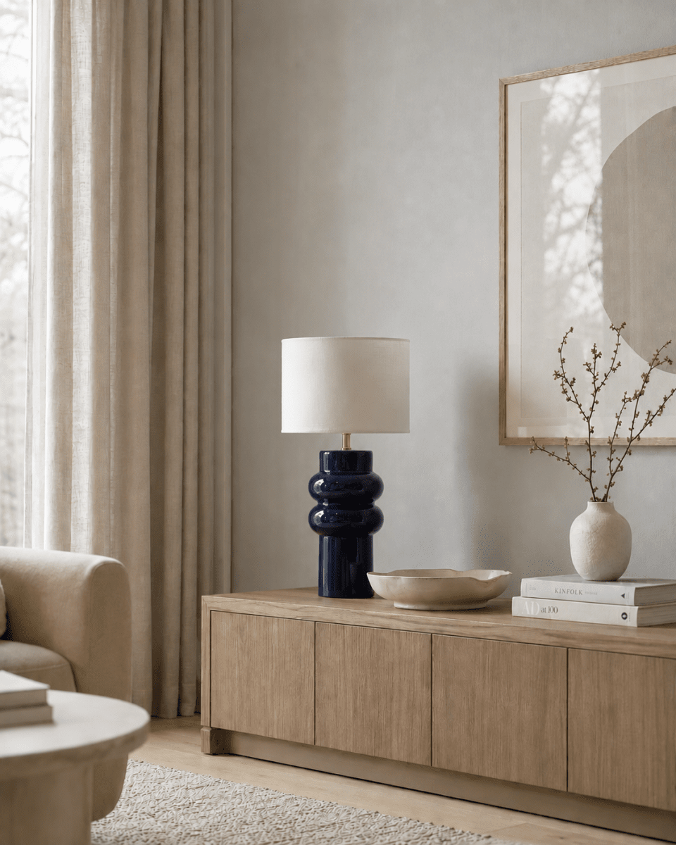 Anelli 56cm Bleu lampe de table De Nordic Lighting - La lampe de table Anelli , avec son pied en céramique bleue brillante et son abat-jour en lin blanc, est un élément de décoration élégant et moderne.